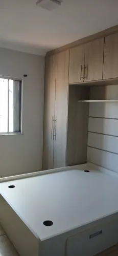 Alugo apartamento amplo. Prédio pequeno.