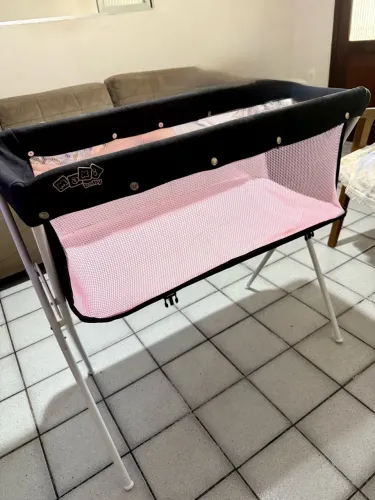 Berço portátil rosa