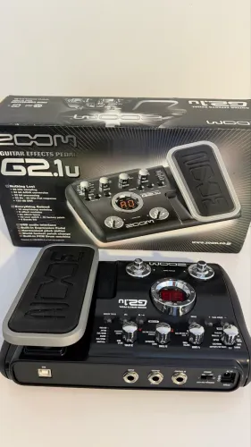 Pedal multiefeitos para guitarra