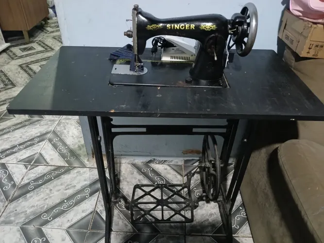 Vendo uma máquina de costura singer