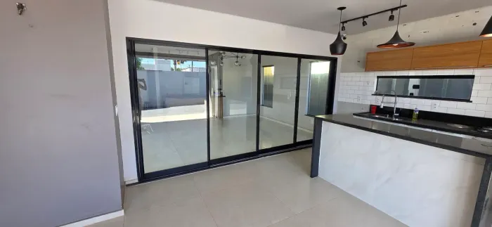 Porta em esquadria de alumínio 4,40 x 2,10