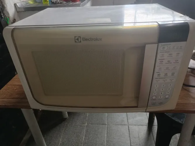 Microondas Eletrolux 31 litros funcionando perfeitamente  200 reais 