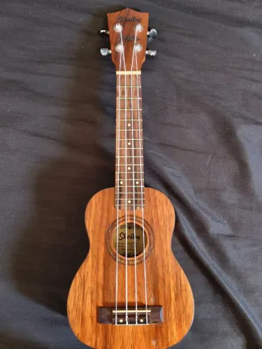 Vendo Ukulele seminovo, sem marcas de uso