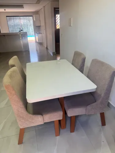 Mesa de jantar retangular 4 cadeiras acolchoadas pouco tempo de uso