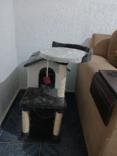 Casa de gato toda macia e fofinha na cor marrom c cinza 2 andares 