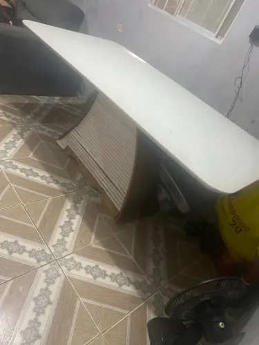 Mesa com base sem cadeiras