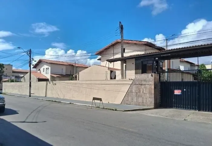 EXCELENTE OPÇÃO DE CASA DUPLEX EM CONDOMÍNIO FECHADO