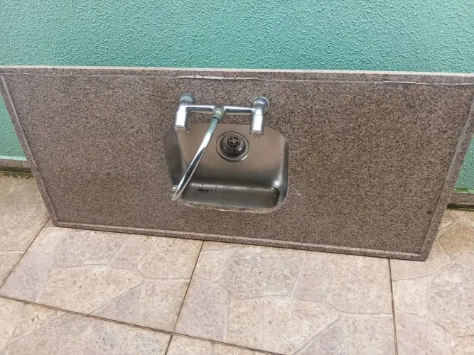 Pia granito com torneira