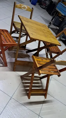 Vendo conjunto de nesas com 4 cadeiras artesanais