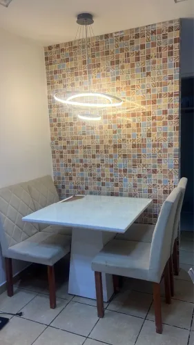 Mesa de jantar com 4 cadeiras.