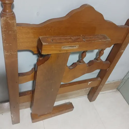 Cama de madeira maciça reforçada 