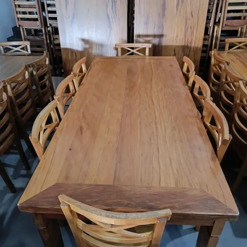 Mesa de madeira com 8 cadeiras 2.20x1 $ 3.999,00 no Pix a pronta entrega