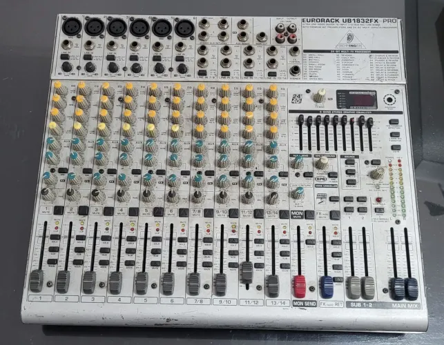Mesa de som Behringer Eurorack UB1832FX-Pro