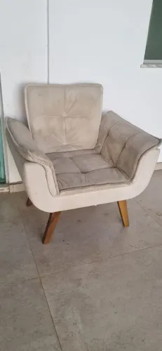 Poltrona Decorativa Estofada com Pés de Madeira - Muito Confortável
