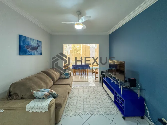 Apartamento reformado com varanda a 2 quadras da praia do Tombo, Guarujá, SP