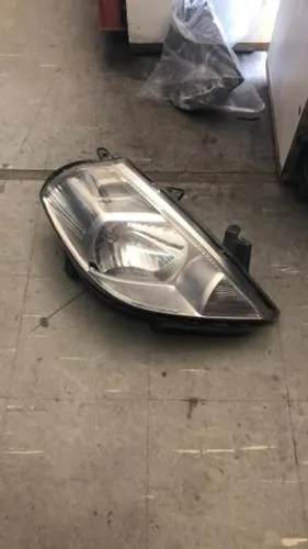 Farol Nissan Tiida lado direito.
