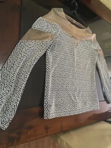 Blusa Spezzato com tule nos ombros e na manga