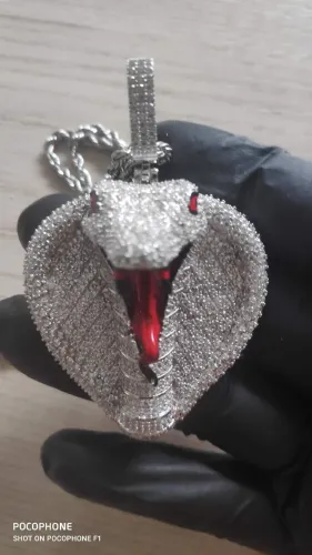 Cola com pingente de naja cravejada