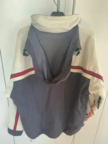 Jaqueta robusta top com o mesmo tecido de paraquedas da Rip Curl de R$ 890 por R$ 390,00