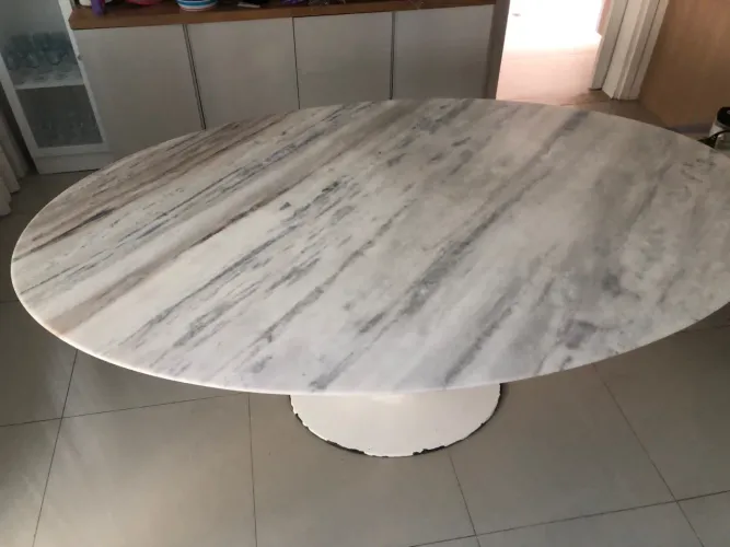 Mesa de Jantar Saarinen  de Mármore oval Tok Stok