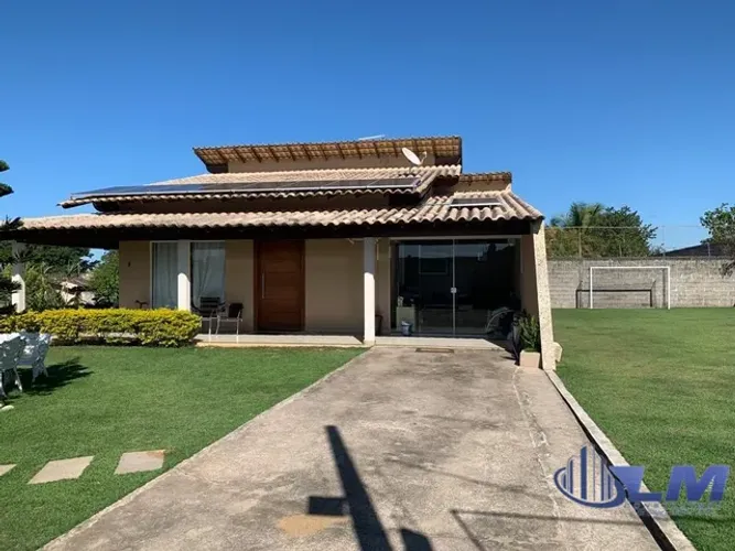 Casa à Venda em Guarapari-ES: Excelente Residência de 3 Quartos com Suíte, Piscina e Churr