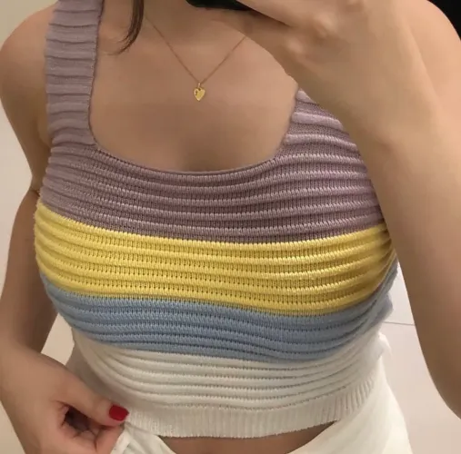 Cropped em tricô tons pastéis