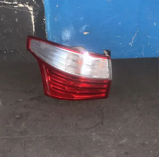 Lanterna esquerda do Fiat gran siena 