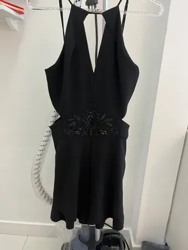 Macaquinho tipo vestido forrado curto e decotado. marca: Agatha 