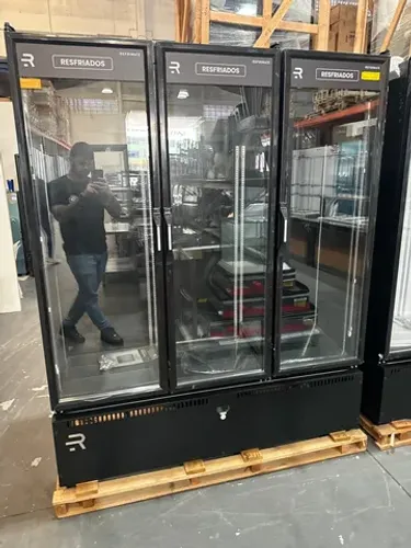 Geladeira expositora auto serviço 3 portas resfriados total black