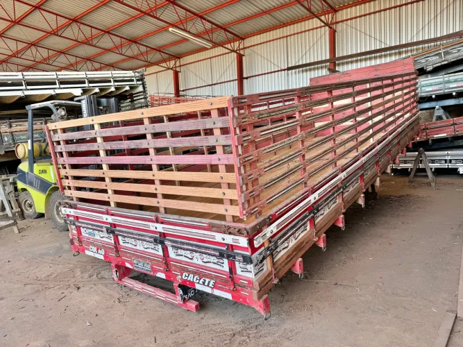 CARROCERIA MADEIRA COM GRADE 6,20