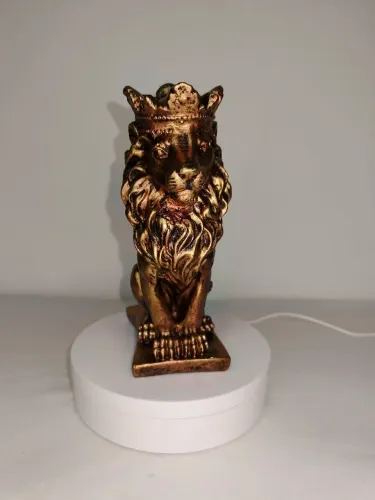 Escultura Leão com Coroa Dourada