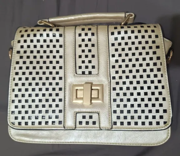 Bolsa Off White com Detalhes Preto - Elegância e Estilo