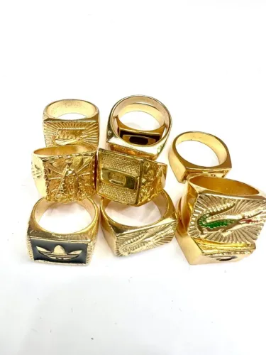Dedeira de metal dourado com logotipos diversos