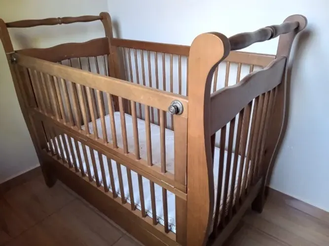 Berço de madeira maciça 
