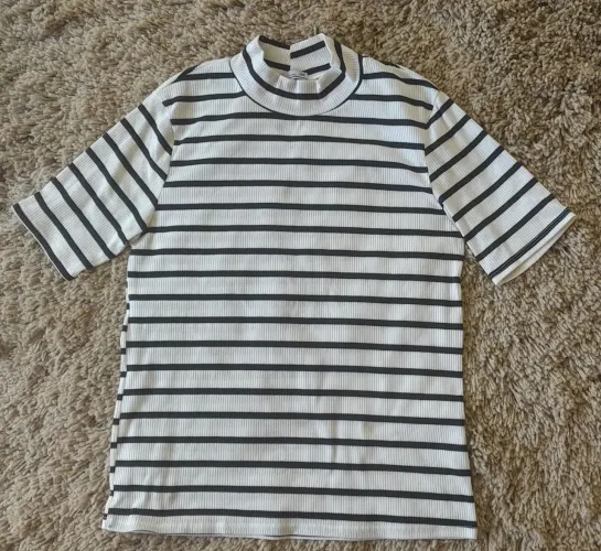 Camiseta listrada branca e preta