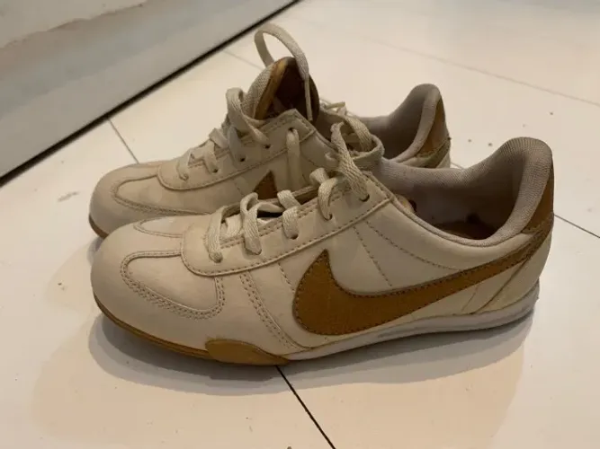 tênis nike retro branco e dourado tamanho 30