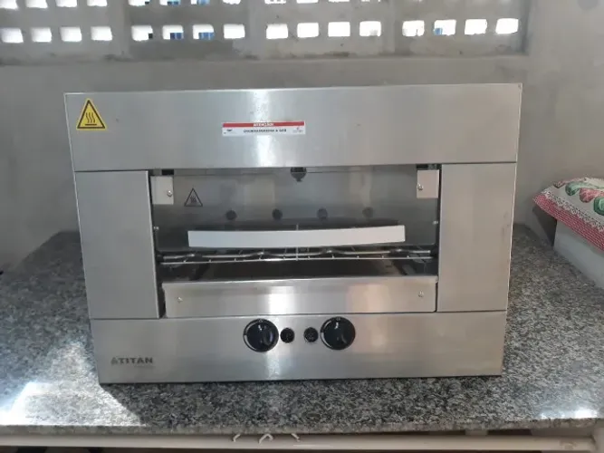 Churrasqueira a Gás Titan 4 Espetos Rotativos 220V - Embutir - Sem uso!