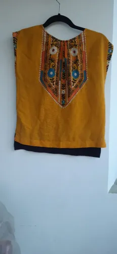 Blusa infantil Fábula em linho mostarda/amarela, com parte posterior em stretch