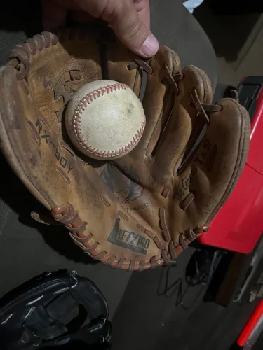 Duas luvas e uma bola de beisebol