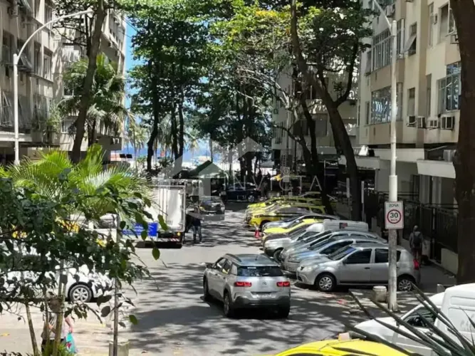 Lindo 2 quartos em frente a Praia no Leme!