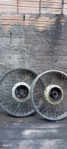 Vendo este 2 aro (18) de moto dianteiro e traseiro 