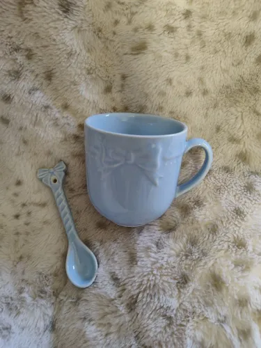 Conjunto caneca e colher de cerâmica
