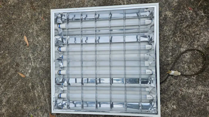 Luminaria calha + 4 lâmpadas philips cada