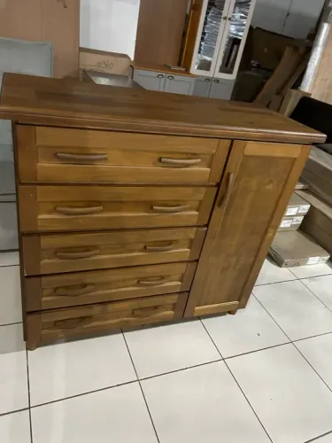 Cômoda de Madeira de pinos  com Porta e gavetas 