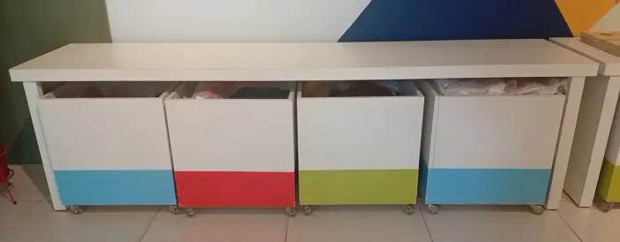 Banco Organizador com Caixotes Coloridos