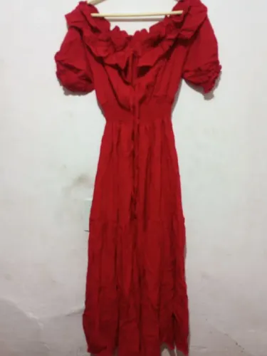 Vestido vermelho com detalhes nos ombros longo