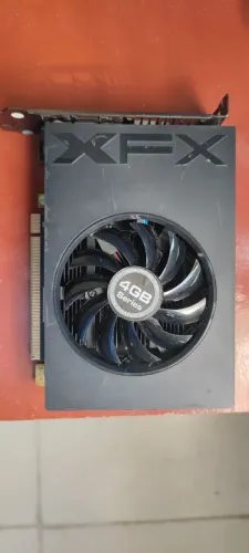 Placa de Vídeo R7 240a XFX 4GB <br>-4TR7-<br>240A-4TS VB.0<br>CORE RADEON R7 240 700M READY 46B D3