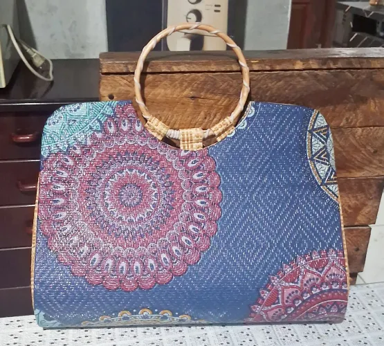 Bolsa de mão artesanal com design floral