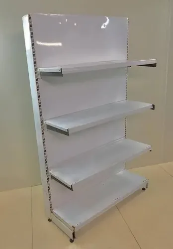 Prateleiras para comércio em metal.