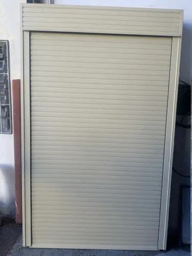 Porta balcão com persiana linha Gold 